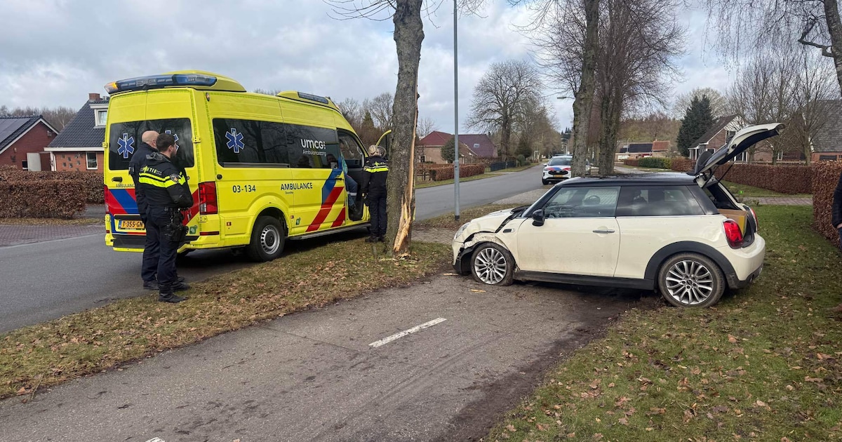 Bestuurder gewond na botsing tegen boom in Drouwen
