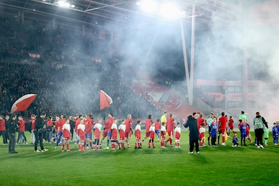 FC Twente, Utrecht'teki kupa maçında havai fişek patlattığı için cezalandırıldıktan sonra yeni sezona deplasman taraftarı olmadan başladı