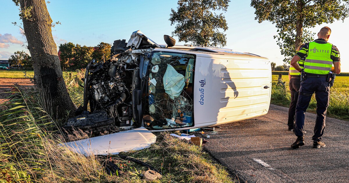 Bestelbus op zijn kant na botsing met boom op de Wielwei in Doniaga
