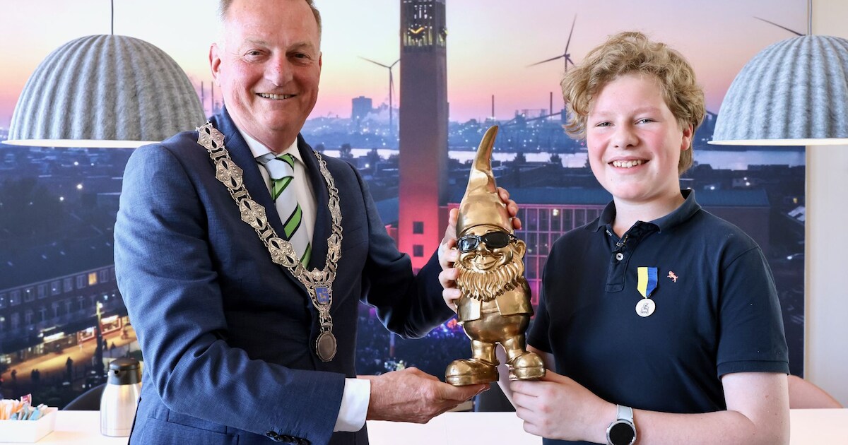 Joris-Jan ontvangt jeugdlintje in Santpoort-Noord uit handen van burgemeester Frank Dales