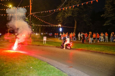 Dit is waarom de politie strenger optrad bij het Oranjefeest op de rotonde dan bij voorgaande wedstr
