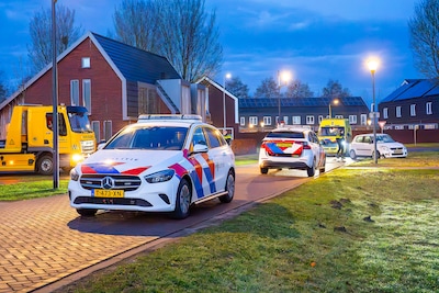 Man rijdt met auto tegen betonblok: voertuig slaat over de kop, bestuurder gewond