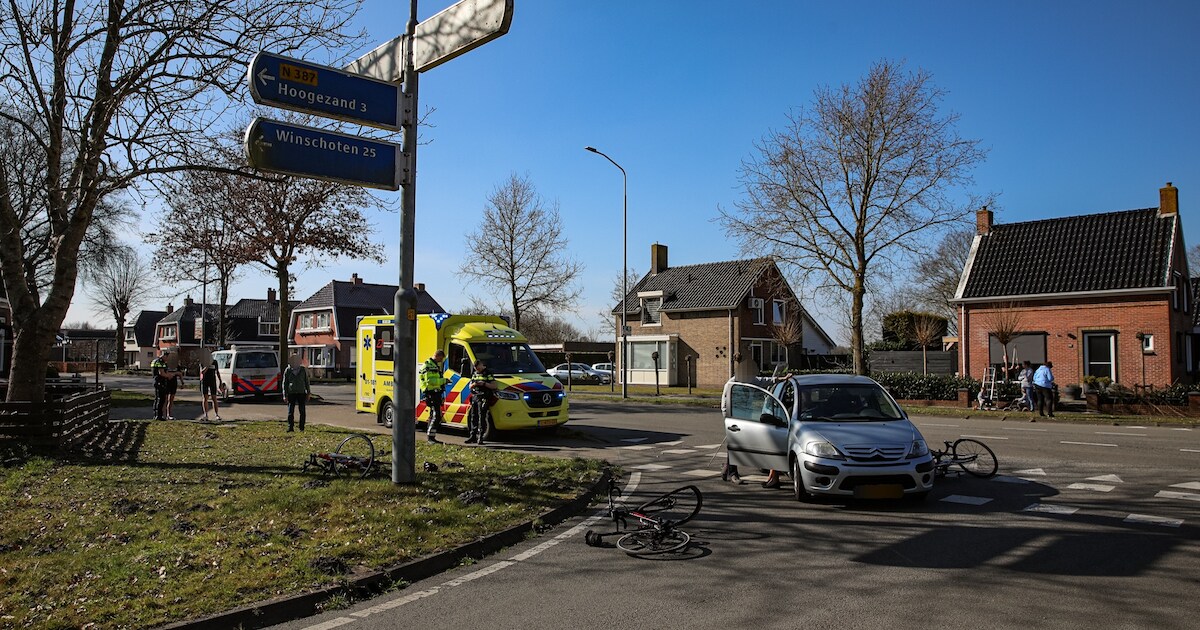 Automobilist rijdt wielrenners aan bij oversteekplaats aan de Hoofdweg in Froombosch