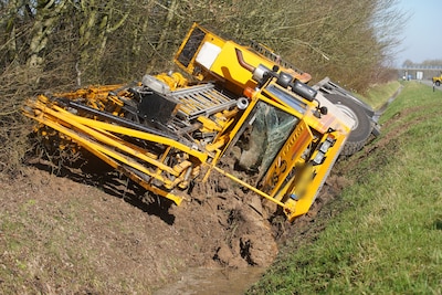 Chauffeur rijdt kraan de sloot in: ‘Had niet één, maar twee engeltjes op de schouder’