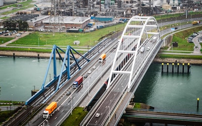 Woede om problemen Suurhoffbrug: ‘Grootste haven van Europa wordt geraakt door één slecht onderhouden brug’