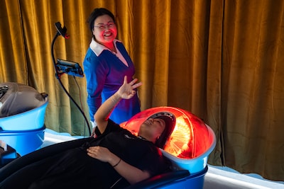 In Rotterdam-Zuid kun je je haar laten wassen door een machine met AI: ‘Ik ga dit nooit meer zelf do