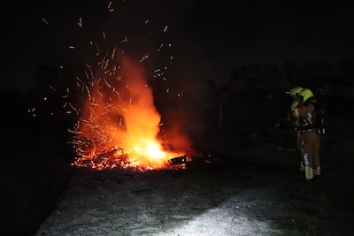 Berg afval vat vlam in Kaatsheuvel, brandweer krijgt vuur onder controle