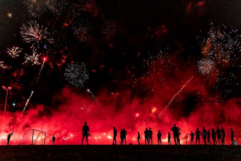 Oud en nieuw? Nee, een grote vuurwerkshow bij de laatste training van FC ‘s-Gravenzande in aanloop naar de derby tegen Westlandia.