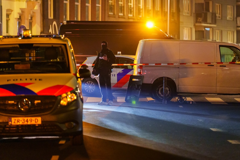 Tientallen agenten ingezet bij Schieweg in Rotterdam na dreigende situatie  met vrouw en kind in woning | 112 nieuws Rotterdam | AD.nl