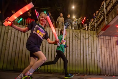 Bijna duizend wandelaars en hardlopers banen zich een weg door donker zwembadterrein in Oosterhout