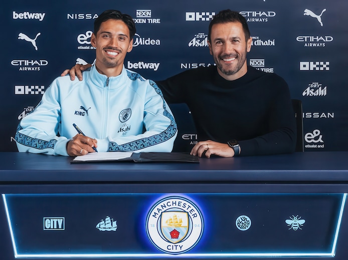 tijjani-reijnders-en-hugo-viana-de-technisch-directeur-van-manchester-city