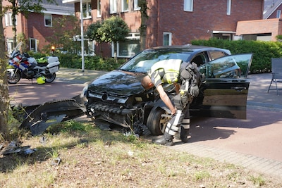 Auto vliegt uit de bocht en botst tegen boom in Zwolle