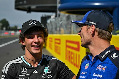 Antonelli scheldt tijdens persconferentie en zoekt steun bij Verstappen: ‘Als je geluk hebt, kom je ermee weg’