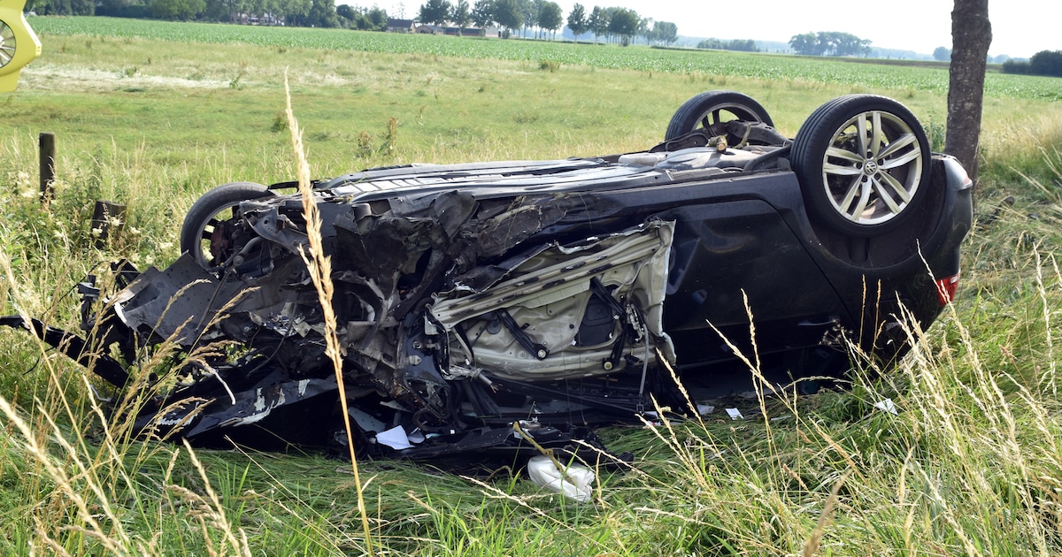 Auto crasht en slaat over de kop op N267 bij Veen: bestuurder zwaarge­wond naar ziekenhuis