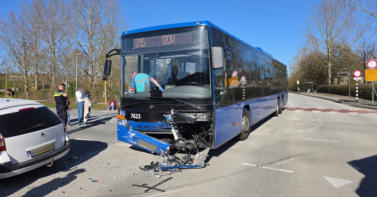 Flinke schade na botsing tussen lijnbus en auto op Peizerbaan in Groningen