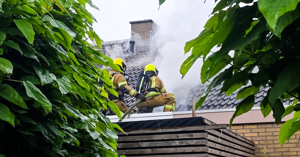 Dak van woning vliegt in brand op Adriaan Pauwpad in Zwijndrecht