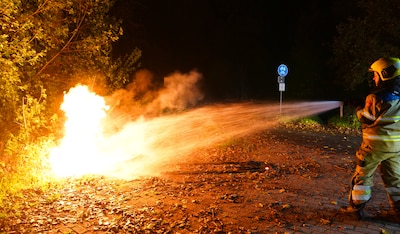 Dixi volledig uitgebrand in Rosmalen, vermoedelijk aangestoken