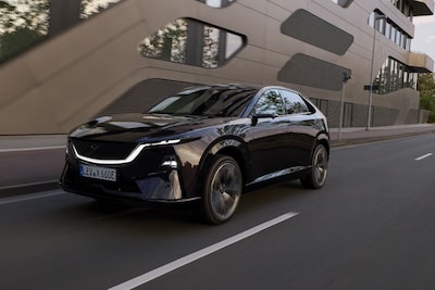 Uiterlijk en uitrusting onderscheiden de nieuwe Mazda CX-6e, maar hij laat ook steken vallen
