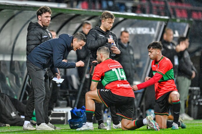 De NEC-spelers Oussama Tannane en Souffianel Karouani kunnen tijdens het duel met PSV iets eten en drinken.