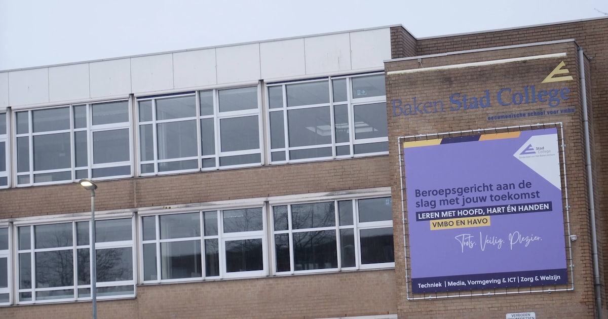 Sneeuw drukt op dak van middelbare school in Almere: gebouw voor de zekerheid dicht