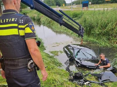 Bestuurder onder invloed van drugs en alcohol rijdt sloot in en gaat daarna koffie drinken bij tankstation