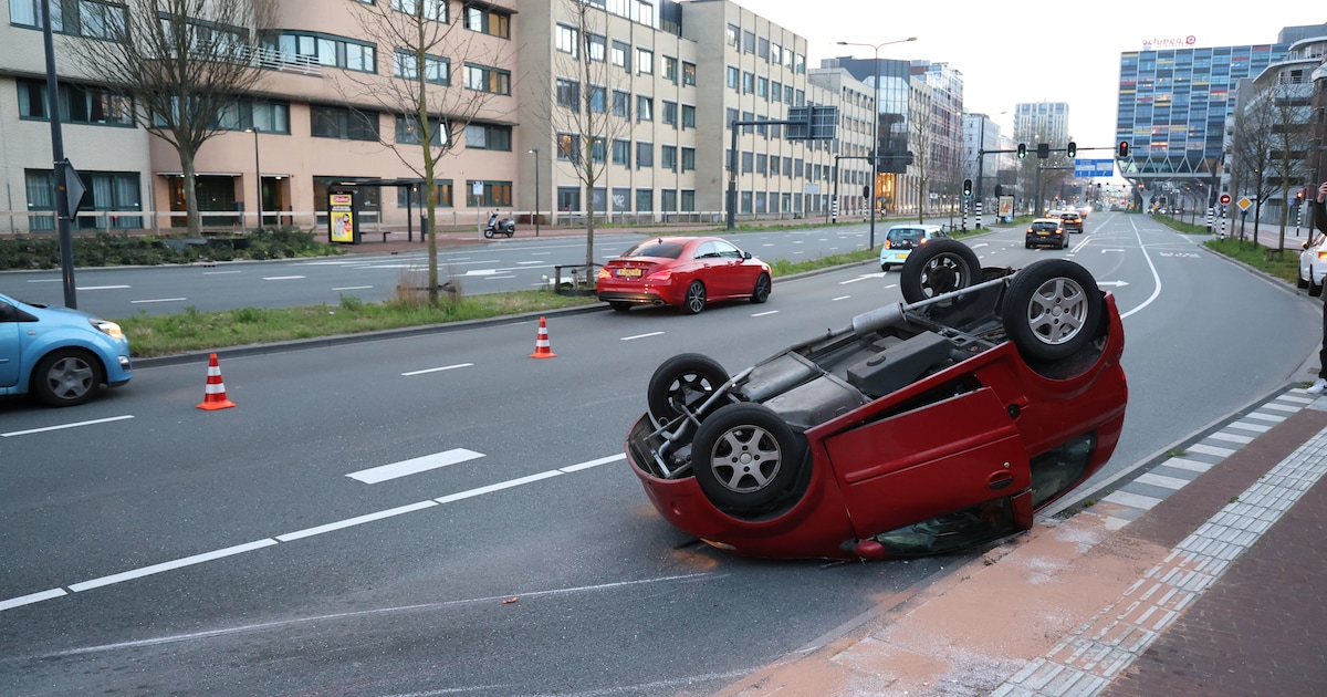 Auto op zijn dak op de Schipholweg in Leiden