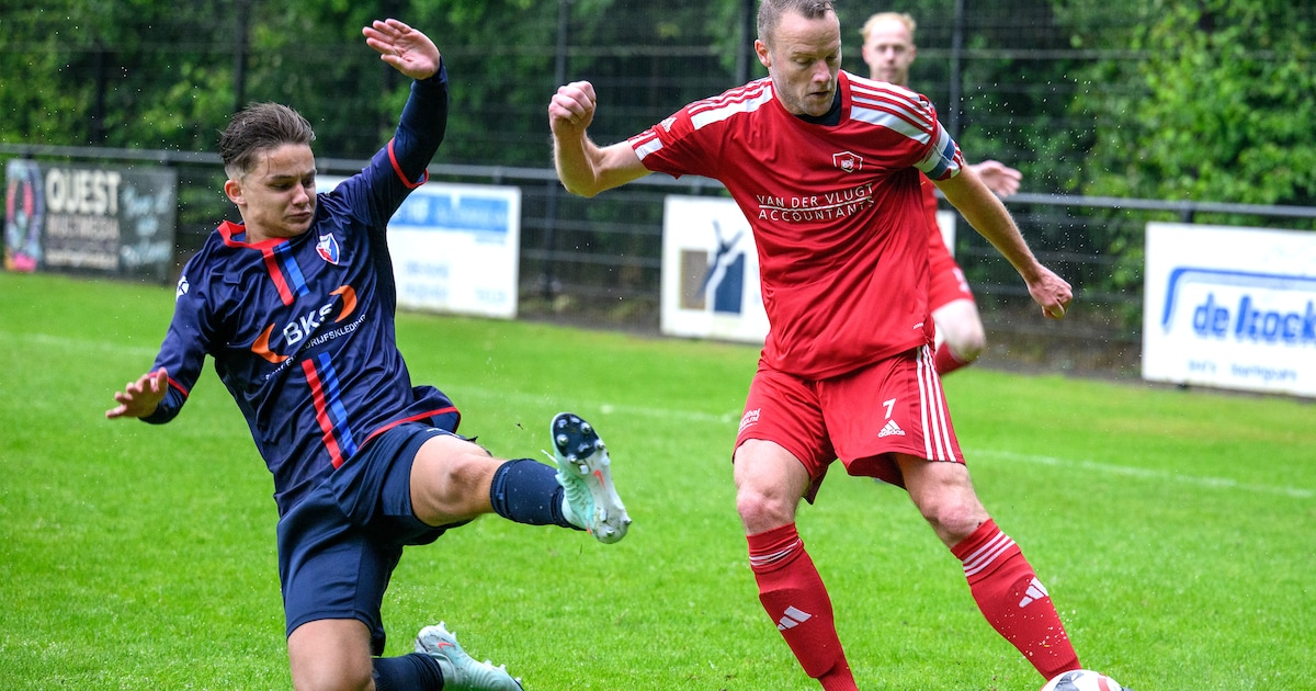 Spelers van VVC’68 horen na de training dat ze periodekampioen zijn: ‘Je wordt het liever na een wed