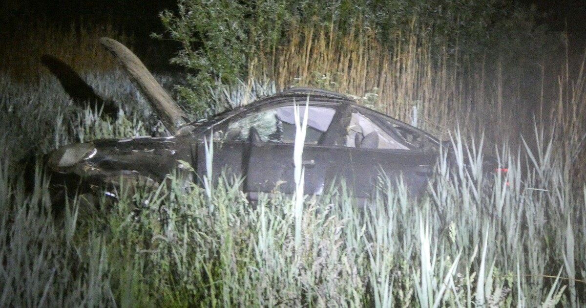 Automobilist raakt gewond na zware crash op A35 bij Wierden, auto belandt meters diep in greppel