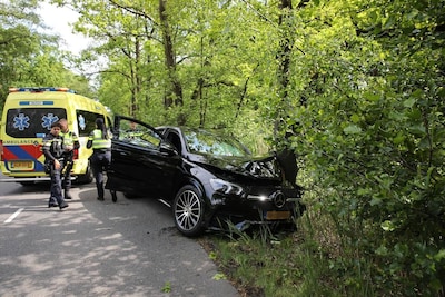 Auto raakt van de Kanaal Zuid in Apeldoorn en botst tegen boom