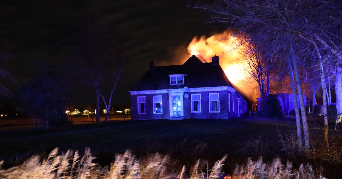 Leegstaande woonboerderij volledig uitgebrand in Hurdegaryp