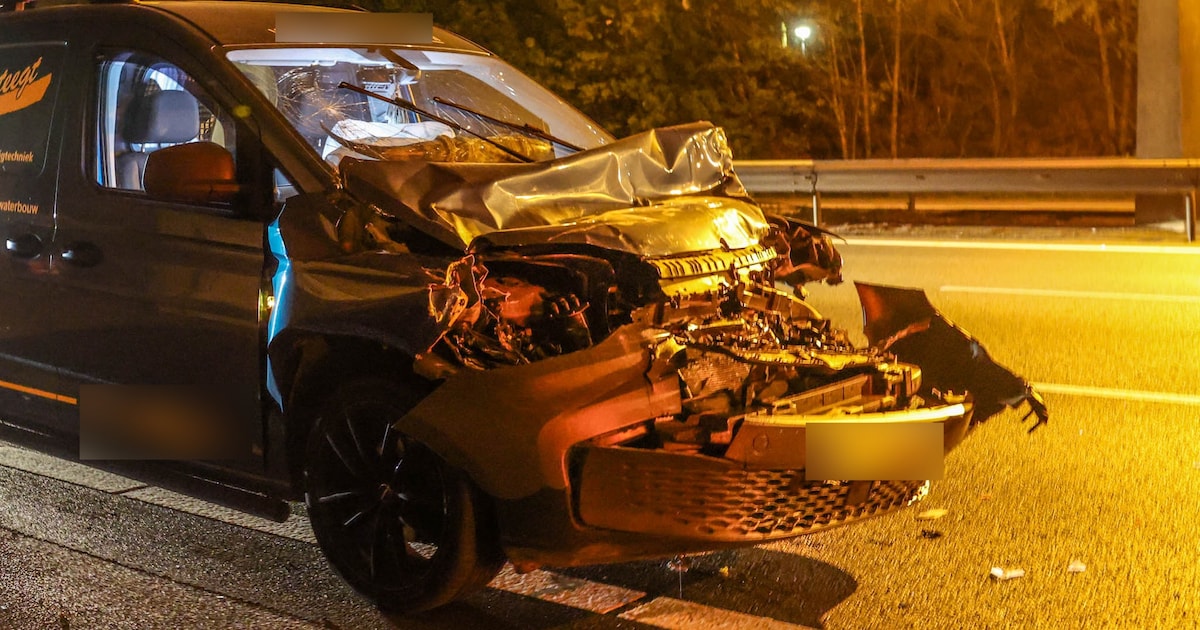 Bestelbus botst achterop vrachtwagen op A28 bij Leusden