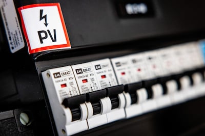 Stroomaansluiting van veel huishoudens onnodig zwaar, kost tot duizenden euro’s per jaar