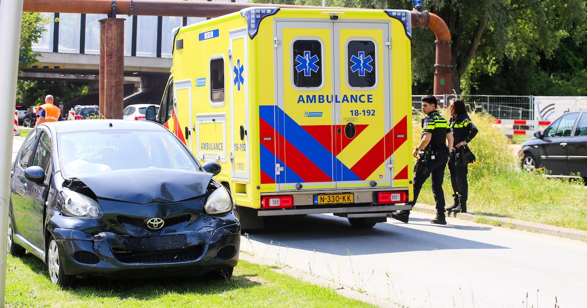 Twee auto's in botsing op de Burgemeester Doumaweg in Zwijndrecht