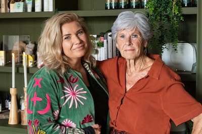Als geboortecoach Sabine ’s nachts naar een bevalling moet, springt oudtante Thea (79) op de fiets o
