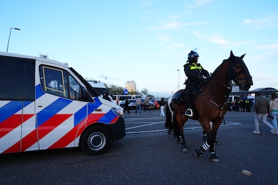 Arrestaties rond bekerfinale in De Kuip: mannen opgepakt na afsteken van vuurwerk