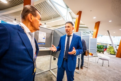 Minister Rijkaart ‘hoopvol’ over kleiner stembiljet: ‘Veel nieuwe partijen zorgen voor enorme lappen