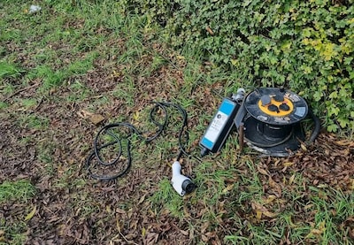 Politie vindt ‘creatieve’ maar levensgevaarlijke laadpaal in Helmondse brandgang