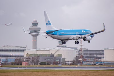 Gratis catering bij KLM op de schop: geen gratis bier, wijn of boterham met kaas meer
