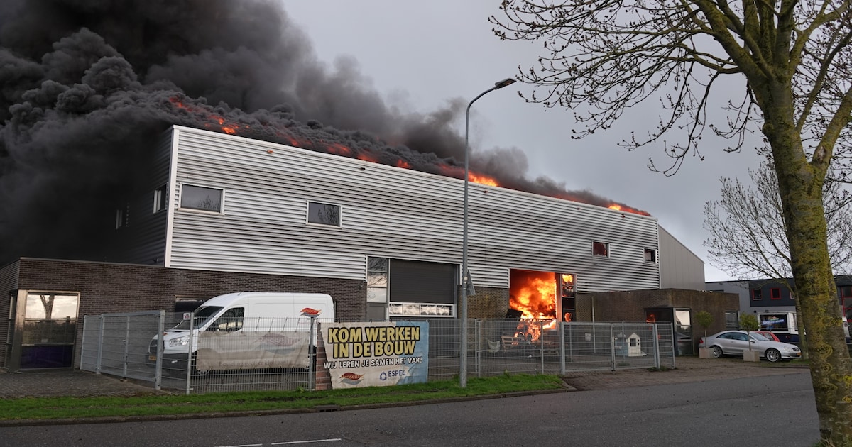 Grote rookwolken door uitslaande brand in bedrijfspand in Obdam, NL-Alert verzonden