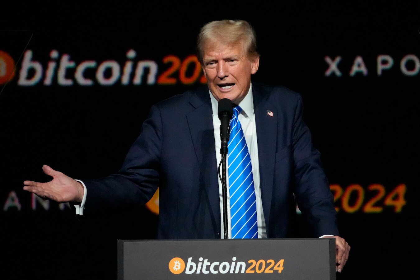 Bitcoin voor het eerst meer dan 100.000 dollar waard, Trump draagt nieuwe  baas beurswaakhond voor | Foto | AD.nl
