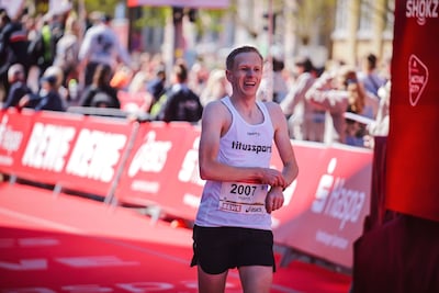 50 kilometer hardlopen aan één stuk? Harm Dieterman flikt het: ‘Ik heb wel kramp in mijn kuiten en s