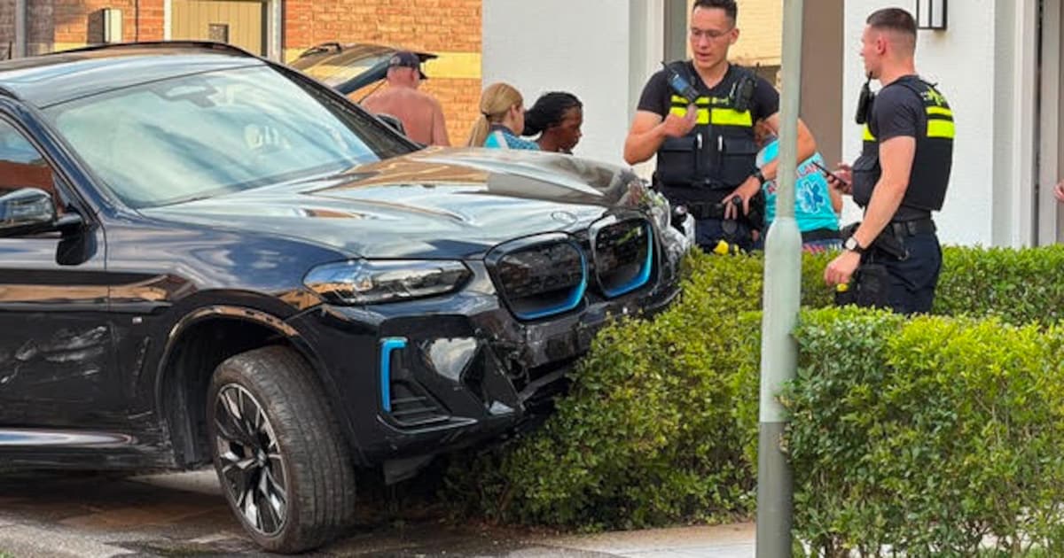 Twee auto's belanden na aanrijding in verschillende voortuinen in Valkenburg