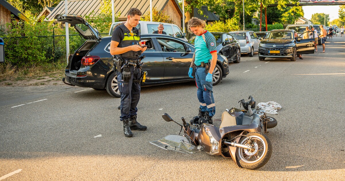 Scooterrijder gewond na botsing met auto in Lathum