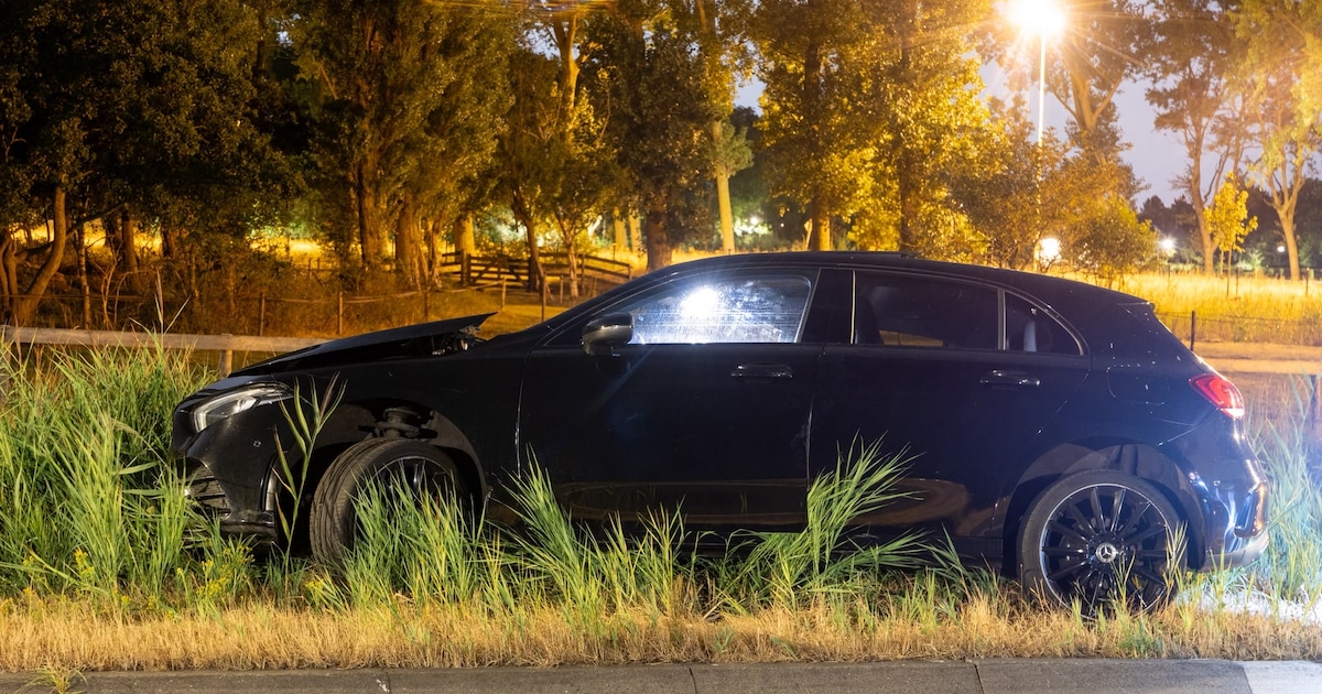 Mercedes ramt lantaarnpaal op N197 in Beverwijk