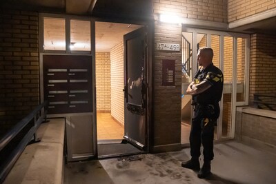 Brand bij portiekdeur in Rotterdam, mogelijk brandbom gebruikt