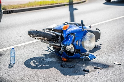 Motorrijder knalt achterop bedrijfsbusje in Arnhem