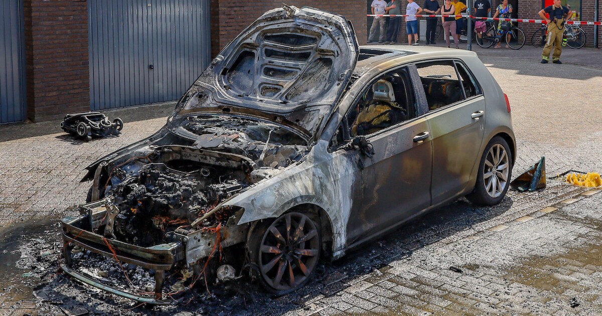 Geparkeerde auto gaat in vlammen op aan de Sint Jansstraat in Swalmen
