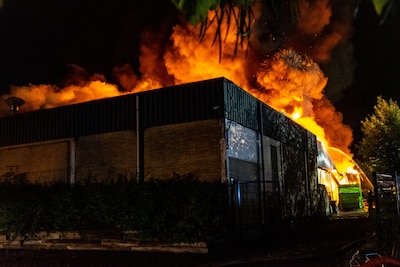 Grote brand in bowlingcentrum Leeuwarden, meerdere NL-Alerts verstuurd vanwege rook