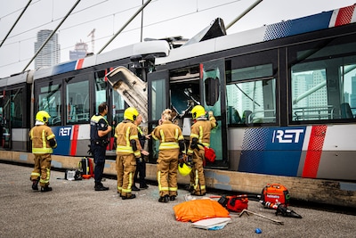 Milaisa (36) zat in tram op Erasmusbrug: ‘Ik heb mijn hoofd bedekt en mijn ogen gesloten’