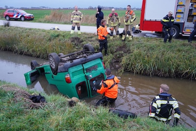 Brommobiel op de kop in sloot bij Zwartsluis, inzittende spoorloos